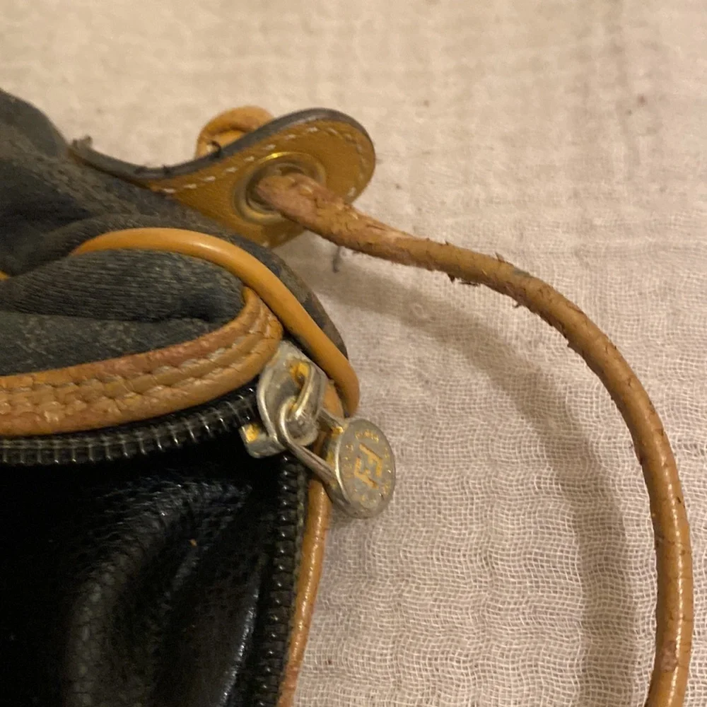 FENDI VINTAGE MADE IN ITALY BAG . - Picture 9 of 15